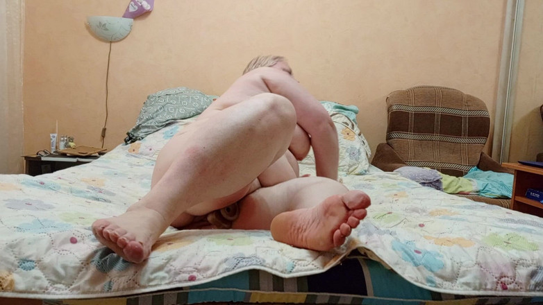 Zona901: Tchýně masturbuje svou velkou kundičku s hračkami před kamerou