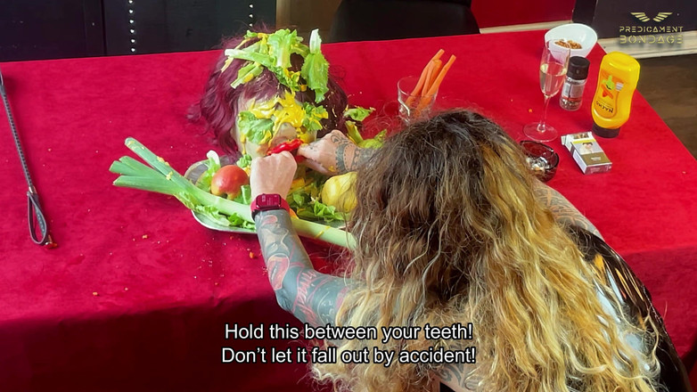 Dominatrix Frida: भोजन की मेज पर शक्तिहीन गुलाम को अपमानित करना (223)