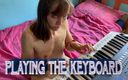 Wamgirlx: Das Keyboard nackt spielen