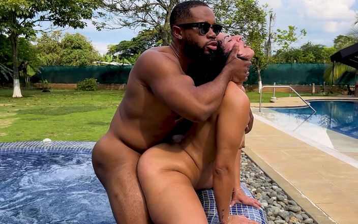 Kylei Ellish: 내 상사와 그의 큰 흑인 대물 자지와 호텔 자쿠지에서 하드 섹스