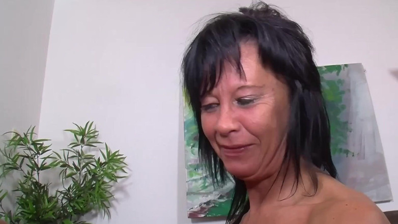 Deutsche Amateur Pornos: Ibu-ibu sange ini dientot habis-habisan sama dua kontol besar sampai...