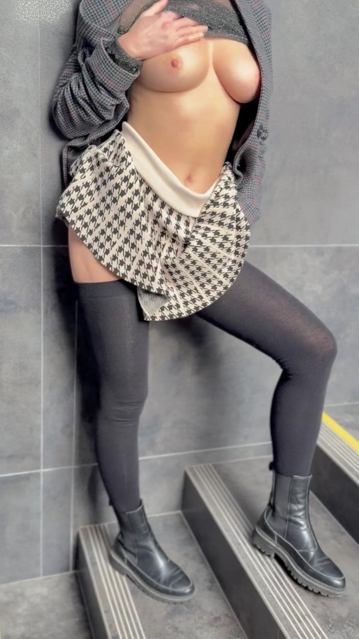 Sonya Pretty: बिना पैंटी के चलें