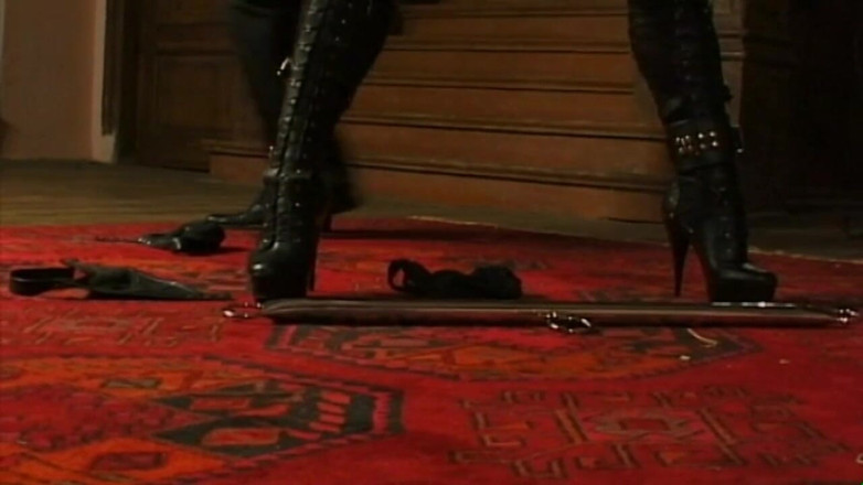 Absolute BDSM films - The original: Tatuerad tjej förödmjukande fitta åtdragning