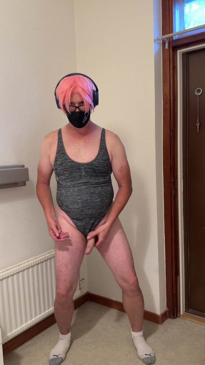 Julia Trans: Trany Klapsy tyłek, jaja i masturbuje się i orgazm dla...