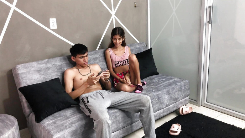 TUflacasex: मेरी सेक्सी सौतेली बहन मुझसे कहती है कि वह उसे चोदने में सक्षम हो जबकि मेरे मम्मी-पापा दूर हैं