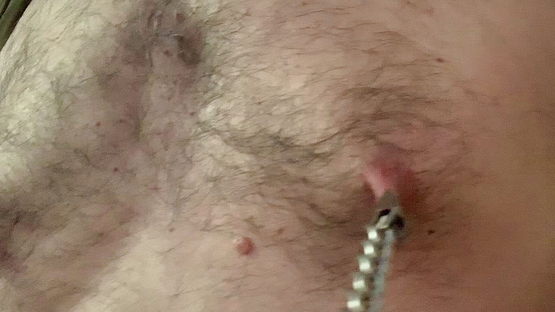 GayBear: travail des seins / muž si hraje se svými bradavkami