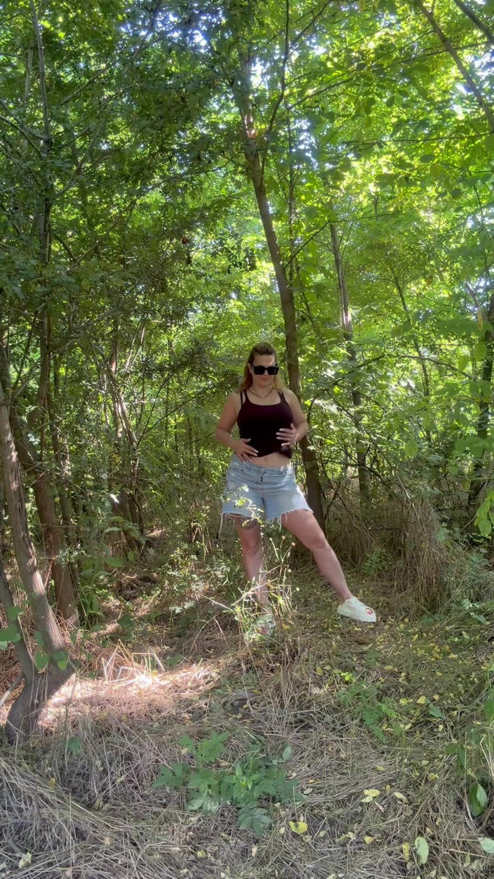 Sexy_Emeli: Je m’amuse à poil dans la nature