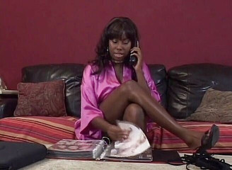 Lesbo Tube: Pěkné ebenové děvky používají všechny hračky