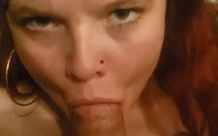 Kittie Capri: Kittie Capri ssie twojego penisa i połyka