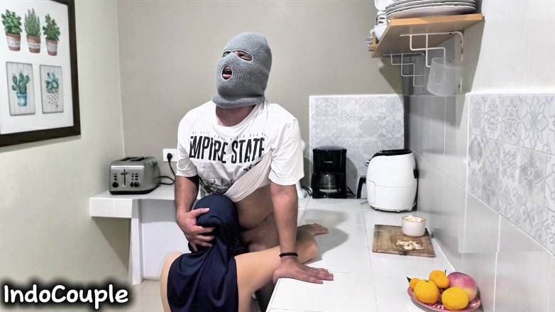 Indo Couple: Una bella moglie musulmana indonesiana che indossa un hijab ha...