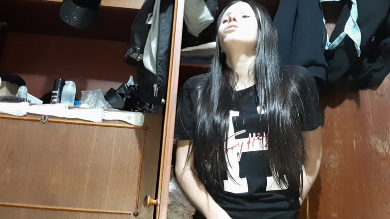 Lesbian-illusion: Ho sorpreso il mio vicino a masturbarsi e ho iniziato...