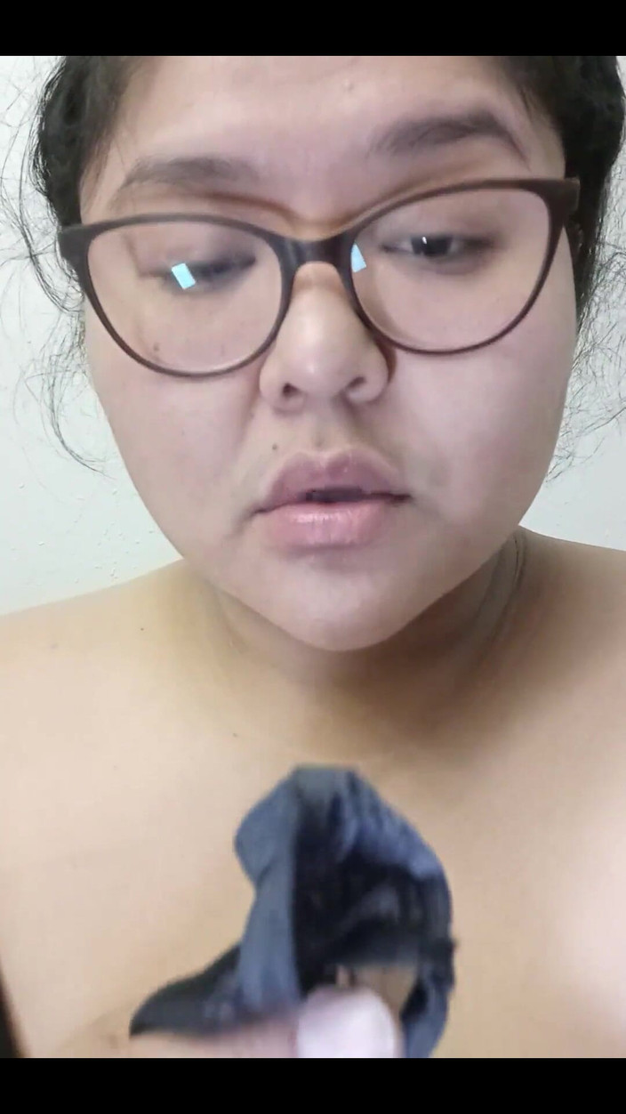 DeesDeepThroat: Dees mănâncă spermă de pe chiloți!