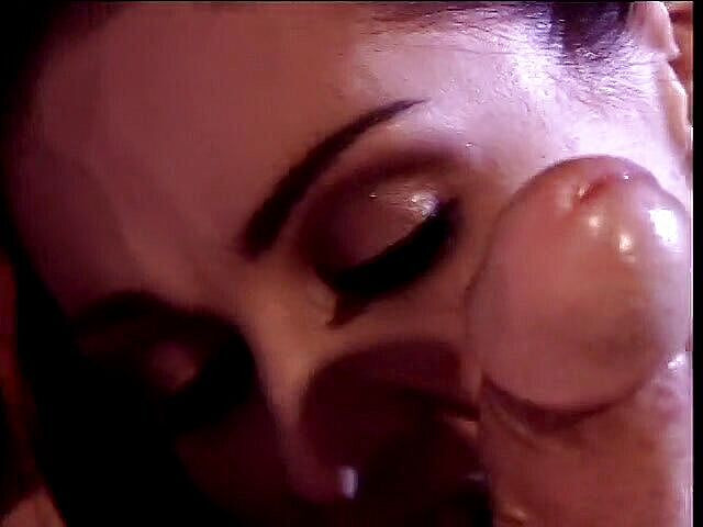 MILF Station: Långhårig tik rider kuk blir ansiktsbehandling