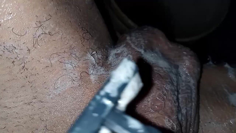 Cute boy jerks off: Gay cara depila sua bunda e seu pênis e depois...