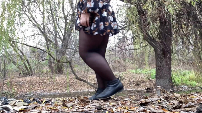 OurFetishLife: Schoonmoeder plast op zijn hondjes in een lichte zomerjurk