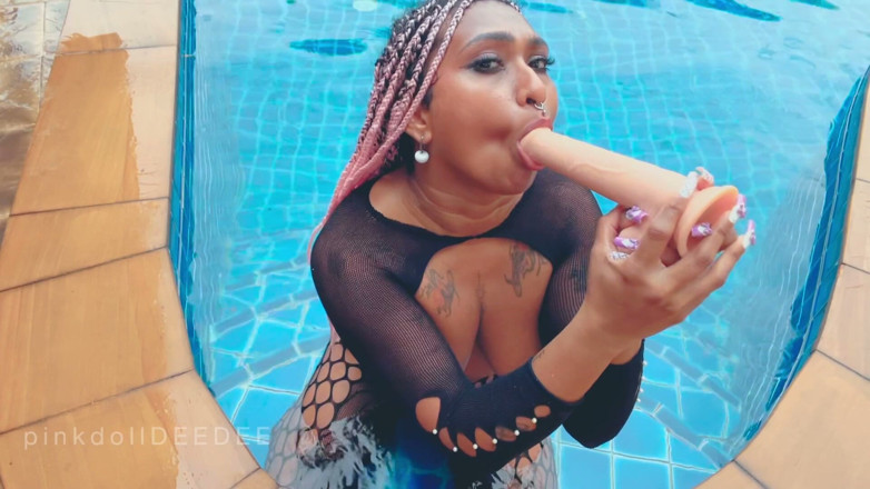 Desibhabhisimi: Dildo tenggorokan dalam di kolam renang