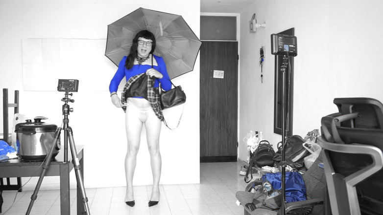 Voyager: Băiat albastru crossdressser