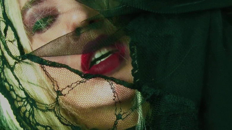 Goddess Celine: Latexové šaty a nylonový kufřík