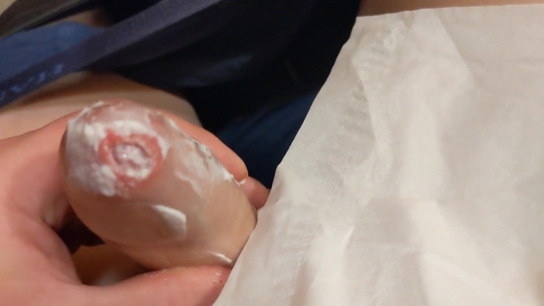 uncutcollegeguy: 2回イッちゃいます!先端にローション、大声でうめき声、乱雑な射精