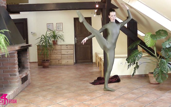 Watch4fetish: Balletto in un costume da gatta verde