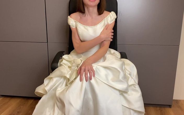 Mistress Mary: Une mariée sexy pour son mari cocu. Jour 1