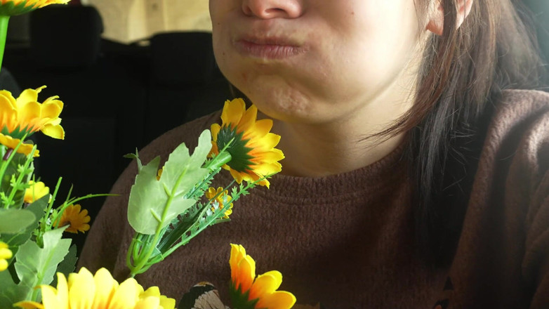AmayaMori: Entra starnutendo in auto il mio fiore di plastica reazione...