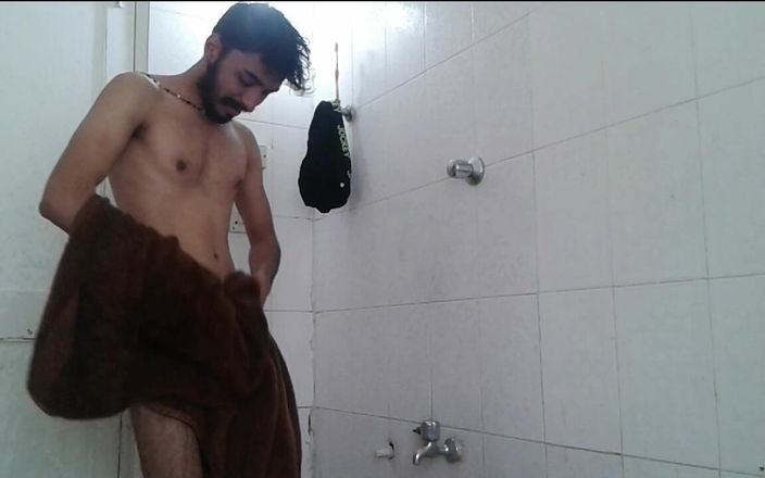 UltraHotBoy69: 初めて私はカメラのヌードバスのショットを取得します