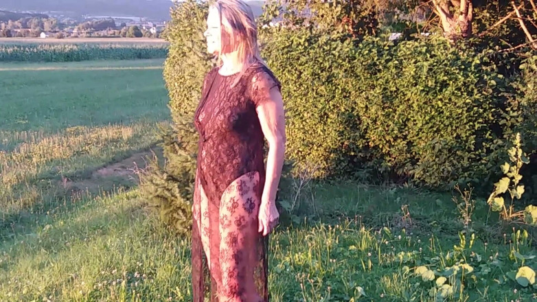 martinawest: Oma Trägt Draußen Einen Durchsichtigen Body.