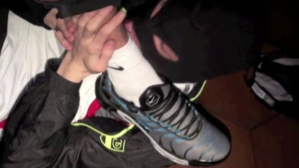 Sneaker gay: Curvă umilită de 2 băieți de top cu adidași