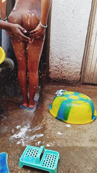 Mandi teman wanita hamil saya di luar, sudut pandangan persekitaran yang kotor
