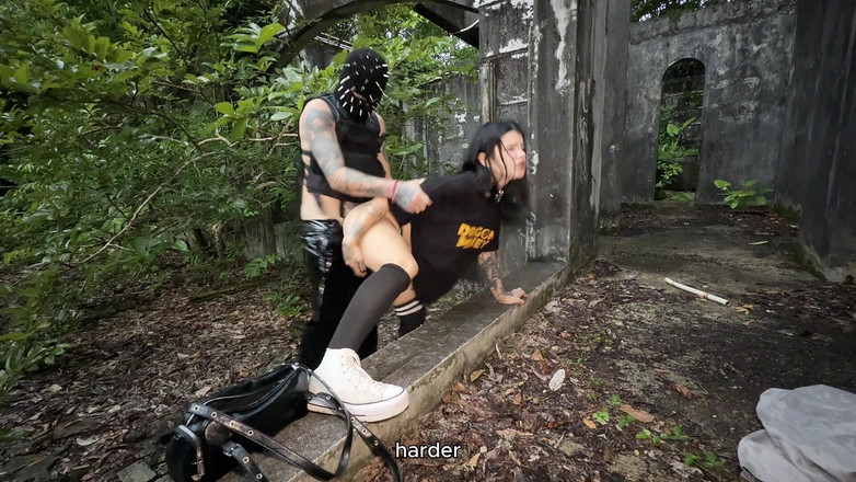 SkinLovers: Побачення з альт-дівкою закінчилося жорстким сексом і глибоким мінетом у покинутому місці