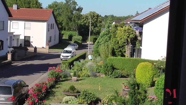 Melina May: 窗边的