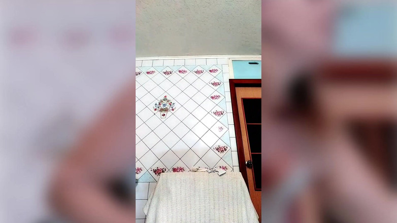 Lukerya: Die Attraktive Hausfrau Lukerya Zieht Sich in Der Küche Um.