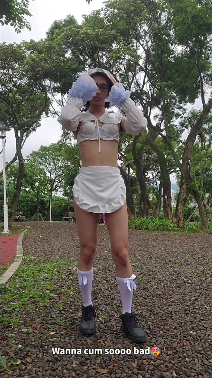 NotAFuta: 公园里的女仆暴露狂