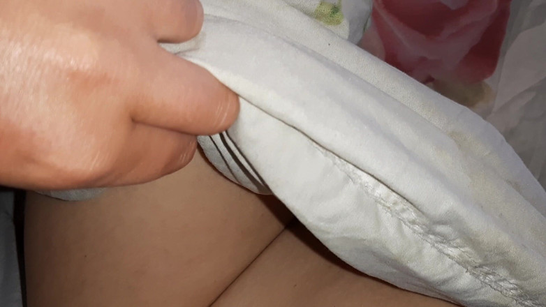 Lesbian-candys: 我们害羞的室友用舔阴把我们叫醒，惊喜三人行