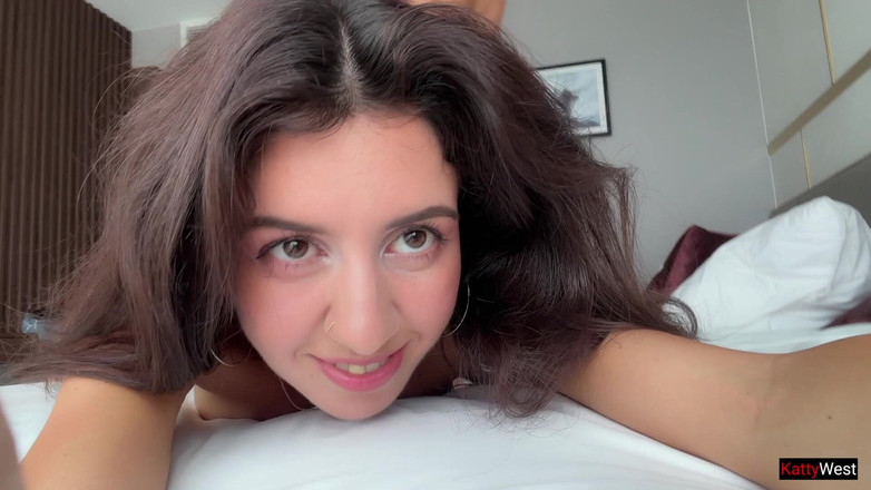 Katty West: 继妹在镜头前拍摄与继兄发生性关系，以报复她的男朋友