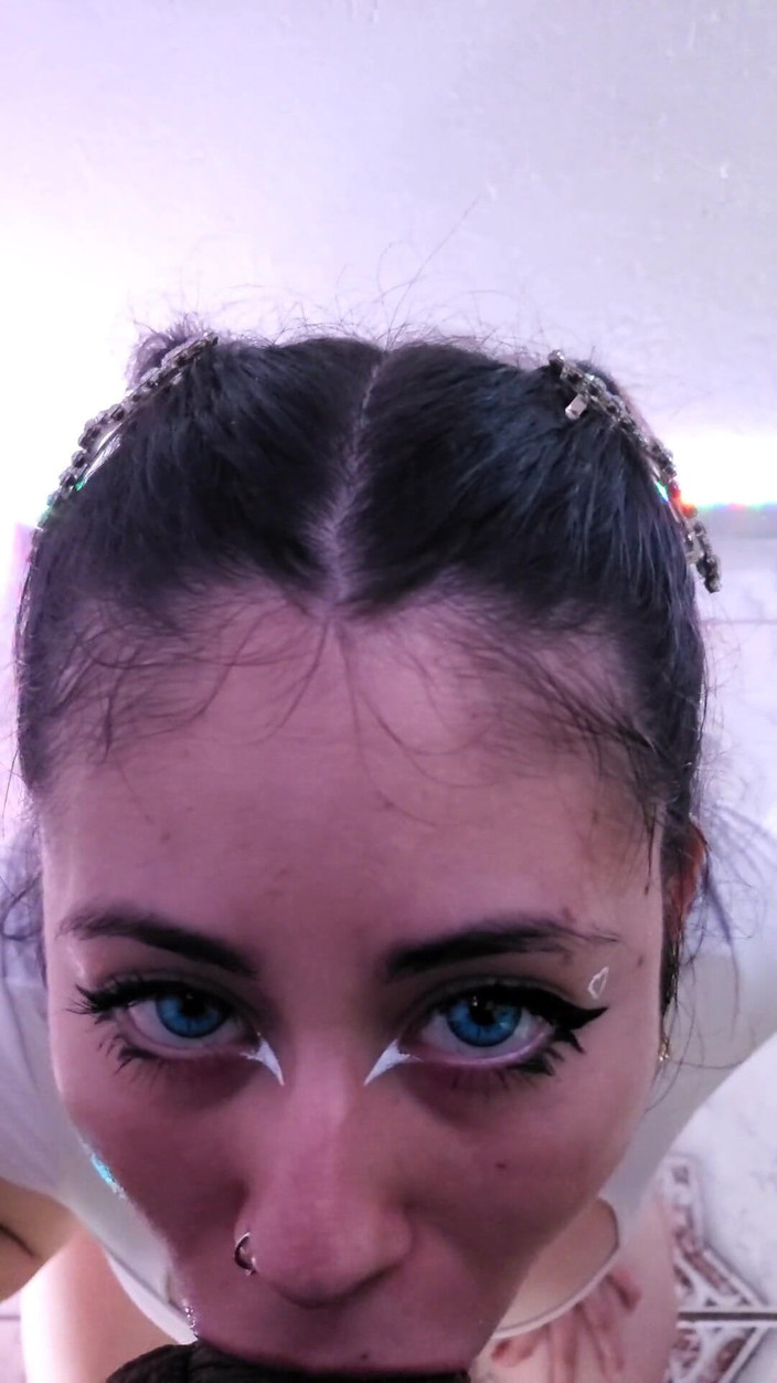 DherlyDoll: Kolumbianische süße lässt mich auf ihre kleinen titten kommen, sie...