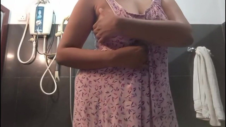 Anne White: Anne Musterbating dans un lit avec de gros seins flasques...