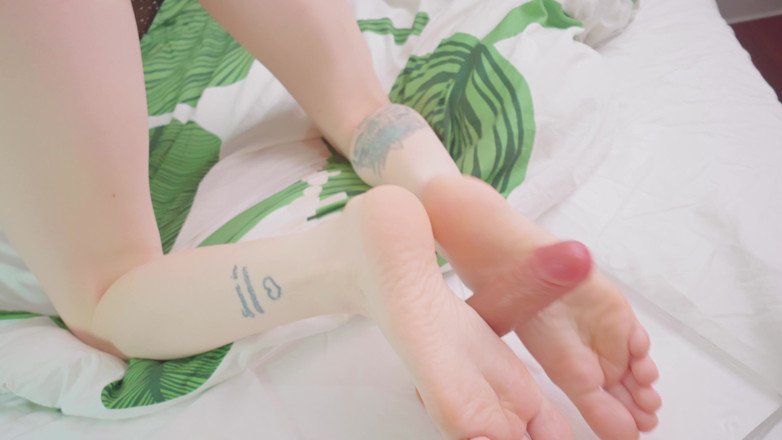 Karneli Bandi: Fishnet &amp; Barefeet Footjob by Goddess Karneli
