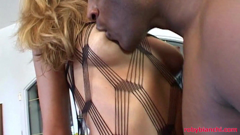 Topax Film Production: ジェニファー・ストーンが大きな黒いペニスを尻に入れる