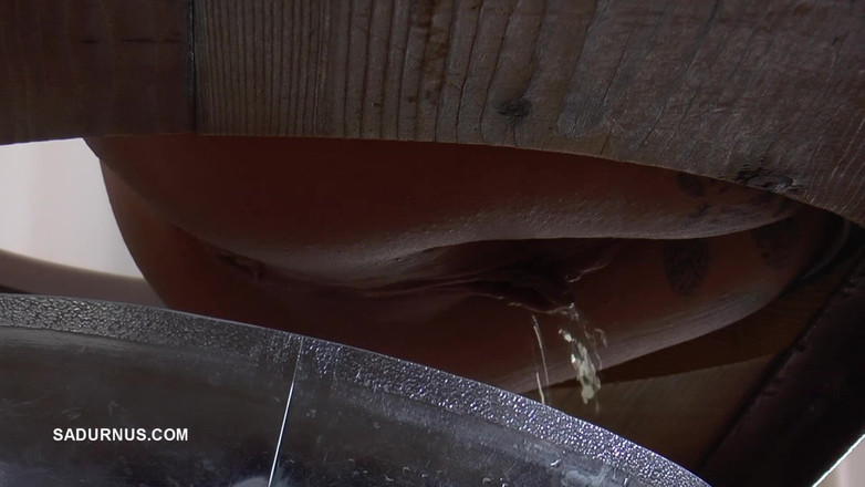 Sadurnus: Господиня Клео бризкає туалетною водою в рот раба, лежачи в туалетній коробці