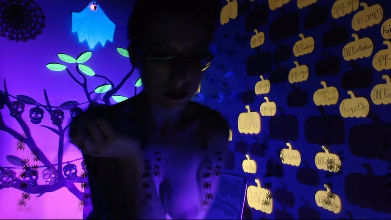 Lacey Bloom: Pertunjukan cat badan lampu hitam langsung 4256