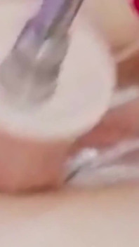 Büyük dildoyla kremsi bir amcığı sikiyor