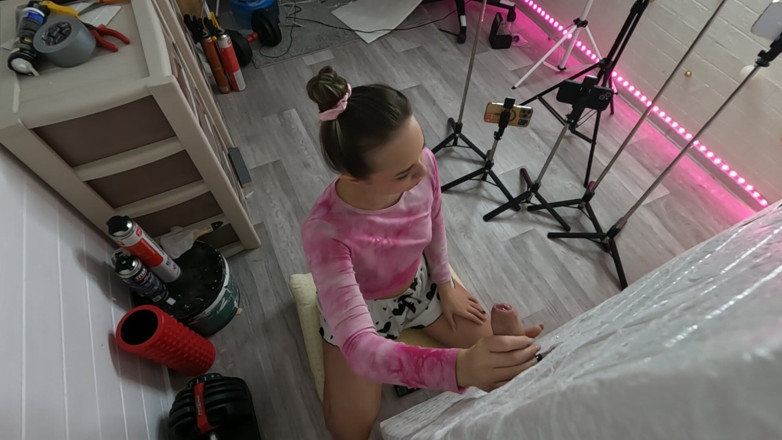 misss_vikki: Una prostituta, con dulzura derritiéndose bajo su lengua.