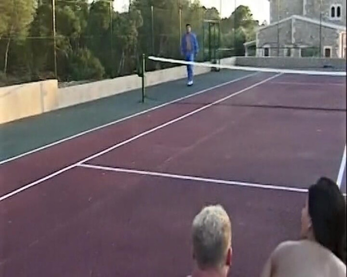 Porno kino: Gadis remaja jerman yang imut lagi asik ngentot di sofa