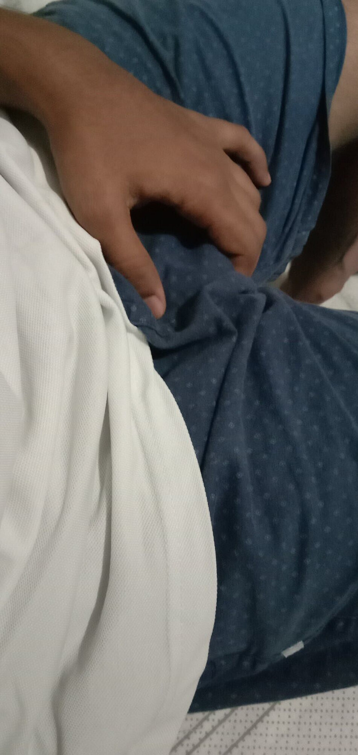 sexy_series: Cewek sange ini lagi asik muncrat di dalam sepatu sneaker