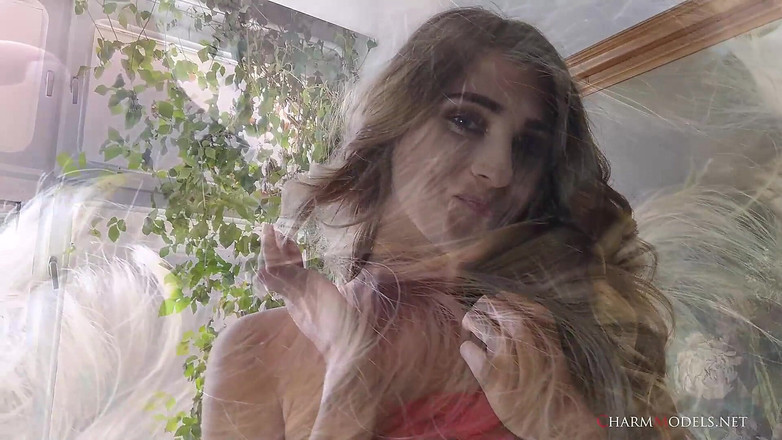 CharmModels: Seira modelka w czerwonej przezroczystej bieliźnie