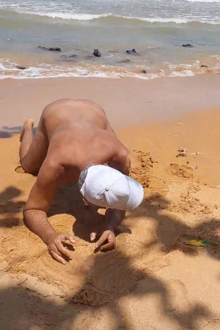 Ladysilvas: Ladysilva pamer pantat bahenolnya di pantai sambil bugil