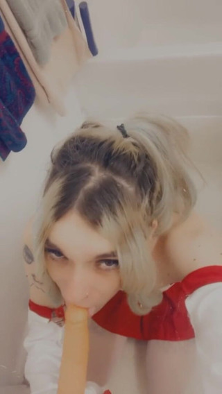 CarmenMelatonin: Sexy cosplay babe loves sex
