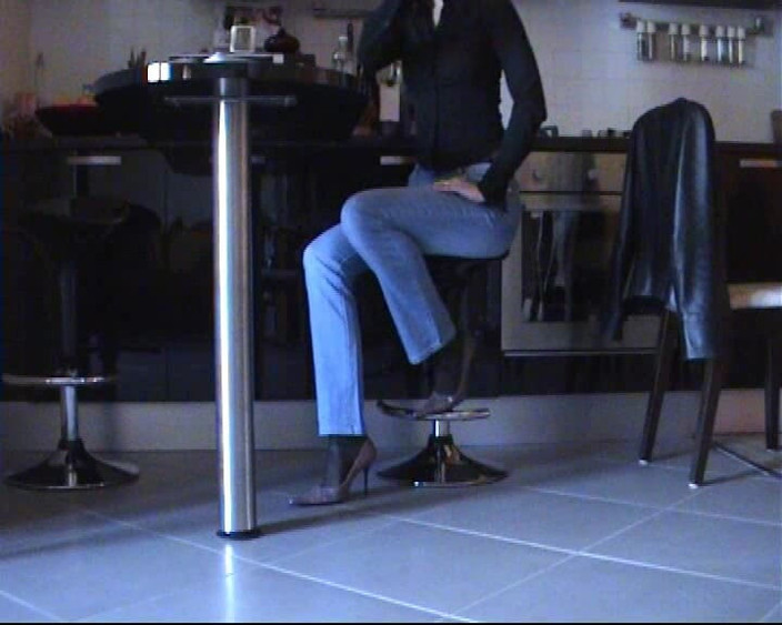 Nyllady: Schuhspiel in schwarzer strumpfhose und rosa pumps